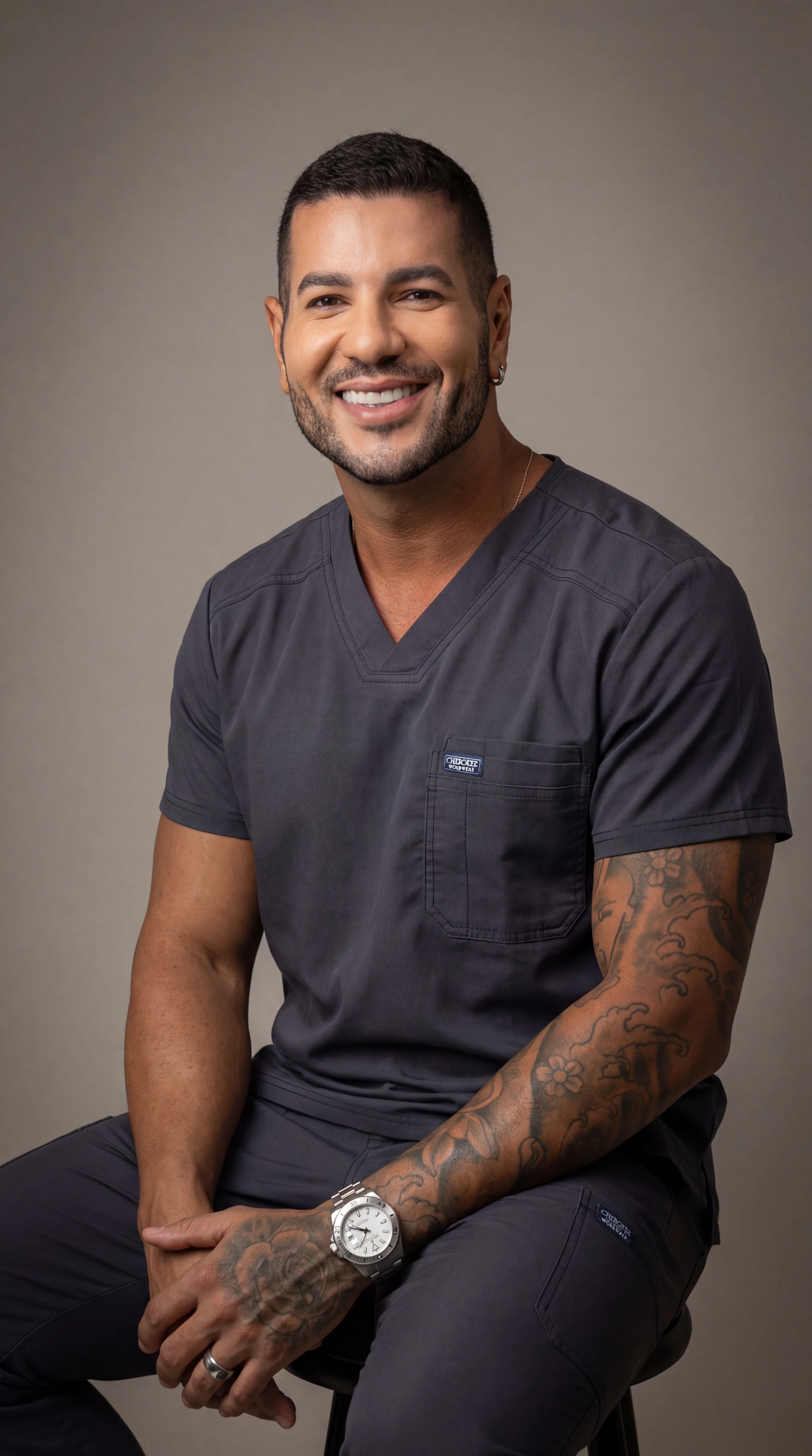 Foto IA · Dr. Walber scrub cinza clínica